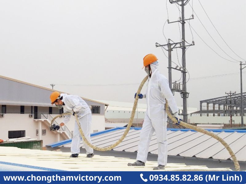 Phun bọt PU cách nhiệt cho mái tôn hiệu quả nhưng chi phí lớn